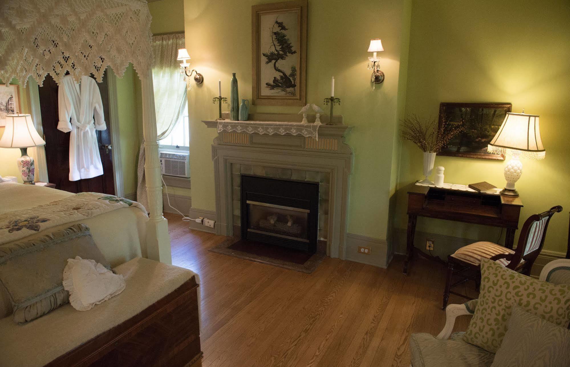 Montrose Inn Belleville Zewnętrze zdjęcie