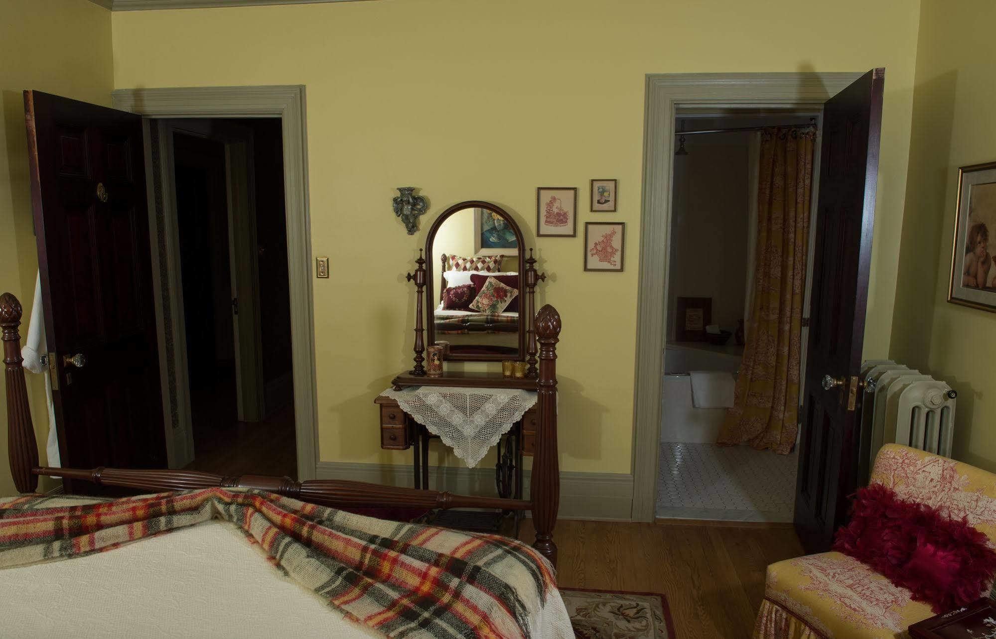 Montrose Inn Belleville Zewnętrze zdjęcie